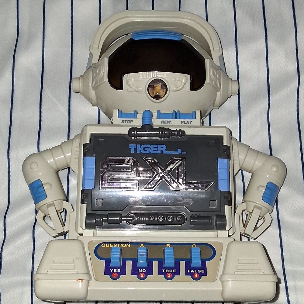 Tiger 2XL Cassette Tape Player Robot Vintage 1992